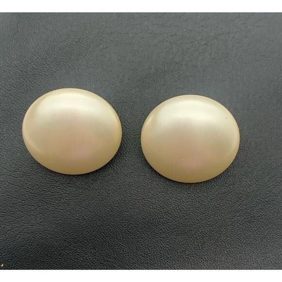 Vintage Richelieu Faux Pearl Button Clip On Earrings Signed 1” X 1” Classic - Picture 1 of 4